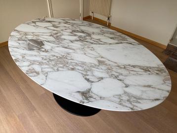 Eero Saarinen, Ronde en Ovalen tafels, Tulp tafels 