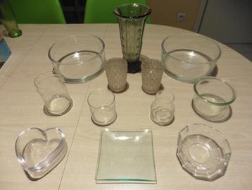 Een tiental glazen vazen en kommen. beschikbaar voor biedingen