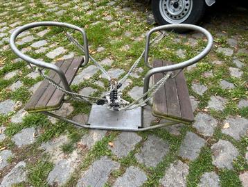 Duo schommel beschikbaar voor biedingen