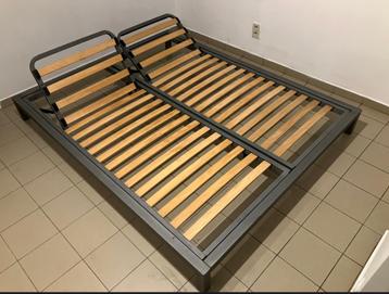 Stevig metalen bed (160 x 200), incl. twee lattenbodems beschikbaar voor biedingen