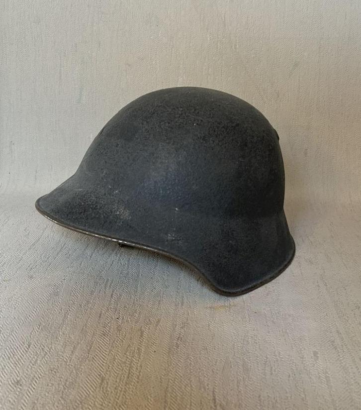 wo2 - Zwitserse helm M1918/40 - met binnenwerk en kinriem, Verzamelen, Militaria | Tweede Wereldoorlog, Landmacht, Helm of Baret
