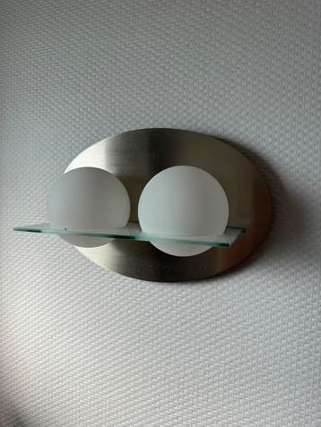 Mooie z.g.a.n wandlamp met glasplaatje en 2 lampen beschikbaar voor biedingen