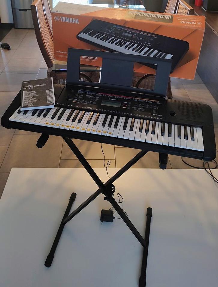 Keyboard Yahama PSR-E263 met staander, Musique & Instruments, Claviers, Comme neuf, 61 touches, Yamaha, Enlèvement