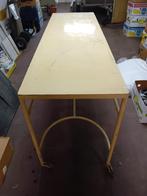 Oude zware metalen operatie tafel, Ophalen