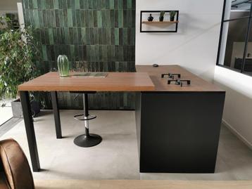 Showroom kookeiland met tafelgedeelte beschikbaar voor biedingen