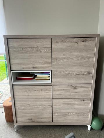 Meubelset - eettafel, dressoir en vitrinekast beschikbaar voor biedingen
