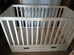 Wit baby- en peuterbedje van bij de grootouders, Kinderen en Baby's, Ophalen, Zo goed als nieuw