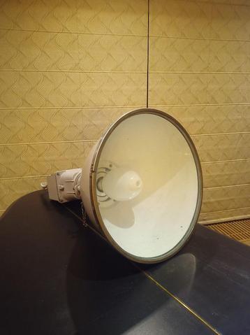 Fabriekslamp beschikbaar voor biedingen