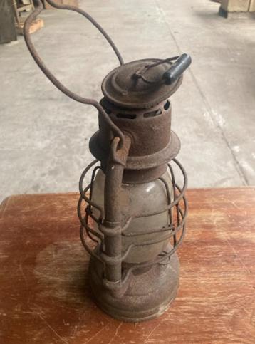 Oude olielamp / stormlantaarn beschikbaar voor biedingen