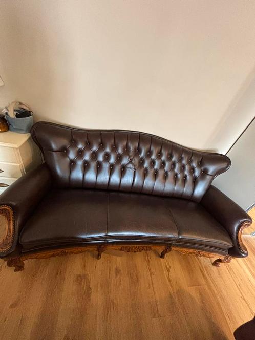 Klassieke lederen 2-zit met houten afwerking, Huis en Inrichting, Zetels | Zetels en Chaises Longues, Gebruikt, Tweepersoons, Leer