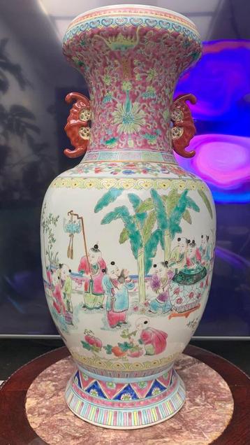 VINTAGE CHINESE “FAMILY ROSE” VASES THAT’S NICELY ITEM beschikbaar voor biedingen