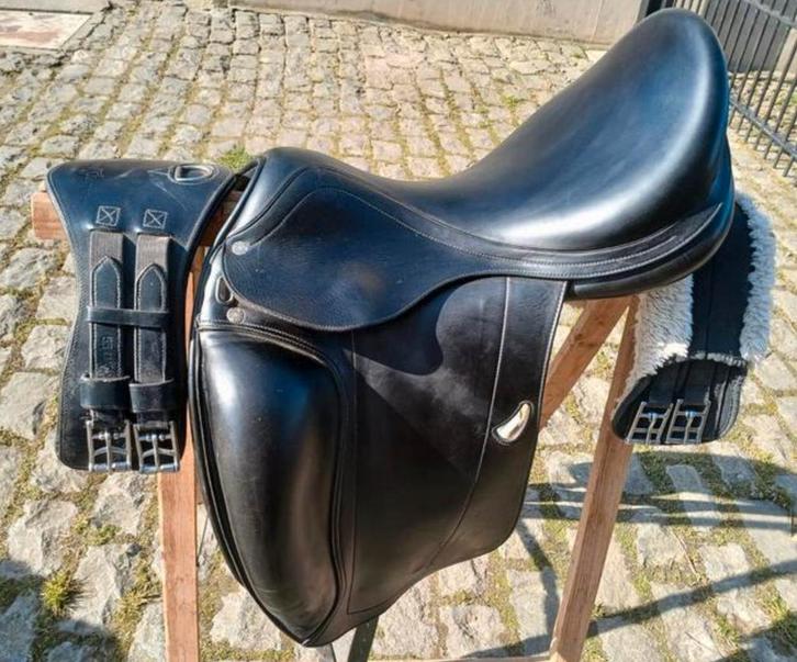 Selle dressage noire Equipe, Animaux & Accessoires, Chevaux & Poneys | Selles, Utilisé, Dressage, Enlèvement