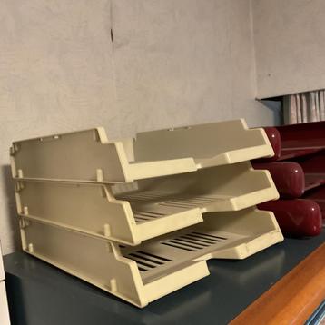 3 ecru klasseerbakjes beschikbaar voor biedingen