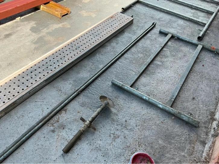 Comabi stelling stellingsplanken kruisen voeten kaders, Doe-het-zelf en Bouw, Steigers, Zo goed als nieuw, Gevelsteiger, 5 meter of hoger