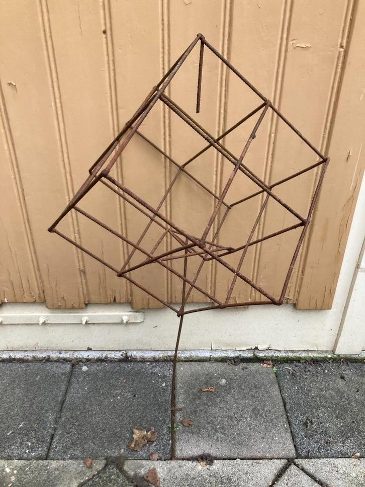 Staaldraad kubus op pootje stalen tuinornament struikhouder, Tuin en Terras, Tuinbeelden, Gebruikt, Overige typen, Metaal, Ophalen of Verzenden