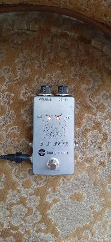 Triungulo lab j.f Fuzz beschikbaar voor biedingen