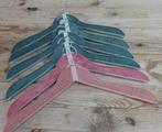 7 Vintage fluwelen kledinghangers , oud roze, oud groen, Enlèvement ou Envoi