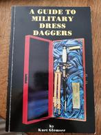 Een gids voor militaire kledingdolken, Ophalen of Verzenden, Landmacht, Boek of Tijdschrift