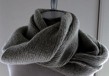 Écharpe tricotée à la main/Nouveau