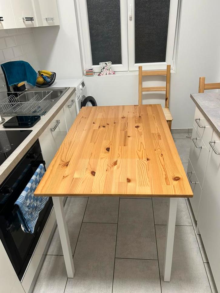 Table en bois massif + 3 chaises — très bon état, Maison & Meubles, Tables | Tables à manger, Comme neuf, Enlèvement