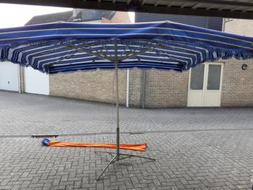 MARKTPARAPLU met zware voet (10 kg) 3 m x 3,5 m Prijs: € 200