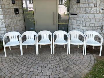  Set van 6 witte plastic tuinstoelen beschikbaar voor biedingen