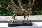 een bronzen paard op marmer + gieterijstempel, Antiek en Kunst, Ophalen, Brons