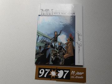 mick mac adam 7 de amazone der duisteris 1ste dr HC 2007., Neuf, Enlèvement ou Envoi, Une BD, Benn