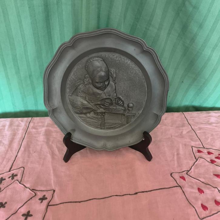 IJzeren sierbord met afbeelding van "Werkend oud vrouwtje", Antiek en Kunst, Kunst | Overige Kunst, Ophalen