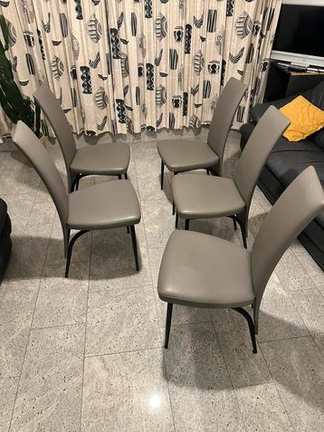 Set van 5 stoelen beschikbaar voor biedingen