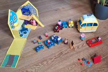 Peppa Pig: thuis, school, camper, trein, auto beschikbaar voor biedingen