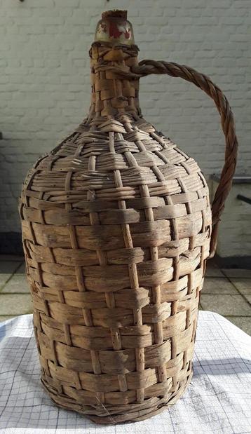 Vintage fles in gevlochten rieten mand beschikbaar voor biedingen