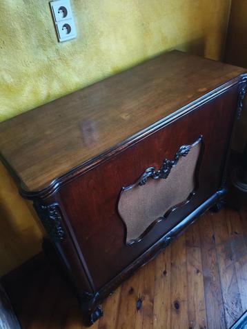 Antieke radio/pickup beschikbaar voor biedingen