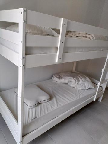 Stapelbed wit inclusief 2 matrassen 90x200 en 2 donsdekens, Enlèvement, Comme neuf, Lits superposés