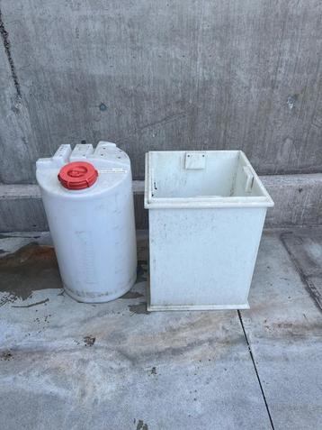 Plastic opslagvat met lekbak beschikbaar voor biedingen