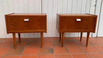 Scandinavische teakhouten vintage nachtkastjes beschikbaar voor biedingen