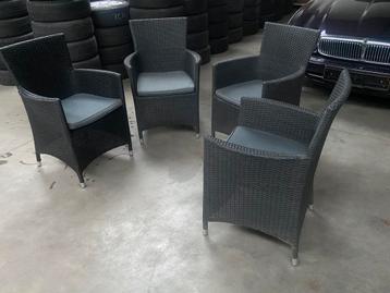 Zeer mooie tafel met 4 stoelen – ideaal voor tuin of terras beschikbaar voor biedingen