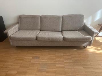 Vintage sofa driezit beschikbaar voor biedingen