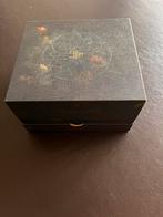 Tomorrowland 2024 LIFE box met ketting, Collections, Collections complètes & Collections, Envoi