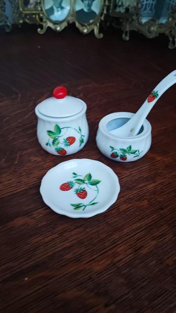 confituurpotjes met lepeltje met aardbeien beschikbaar voor biedingen