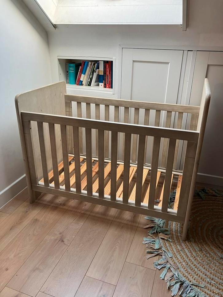 Houten babybed, Kinderen en Baby's, Kinderkamer | Bedden, Zo goed als nieuw, Lattenbodem, Ophalen