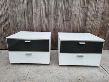 moderne nachtkastjes beschikbaar voor biedingen