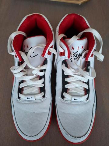 ​ Nike Air Flight Lite Mid - Wit/Rood/Zwart (BQ4212-100) beschikbaar voor biedingen