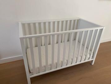 Babybed met matras en matrasbeschermer beschikbaar voor biedingen
