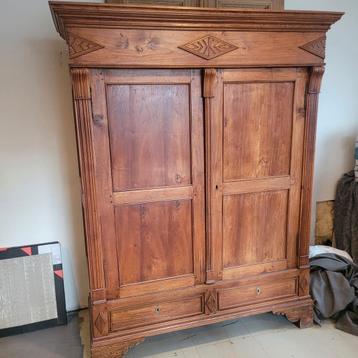 Oude kleerkast /garderobe beschikbaar voor biedingen