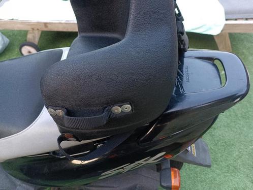 Kinderzitje scooter/vespa, Fietsen en Brommers, Brommeronderdelen | Scooters, Zo goed als nieuw, Honda, Ophalen