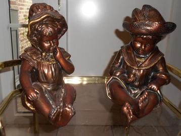 Beelden zittende jongen en meisje (h 28cm x br 15cm) beschikbaar voor biedingen