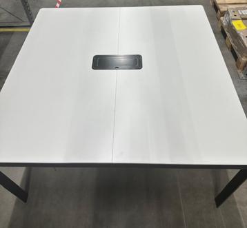 Tafel disponible aux enchères