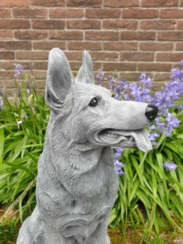 tuinbeeld van een herdershond beschikbaar voor biedingen