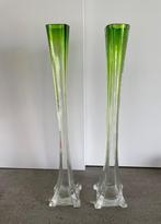 Twee groengekleurde lange smalle glazen vazen, Ophalen